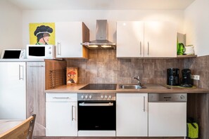 Kühlschrank, Mikrowelle, Ofen, Herdplatte