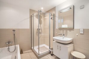 Douche, sèche-cheveux, serviettes fournies