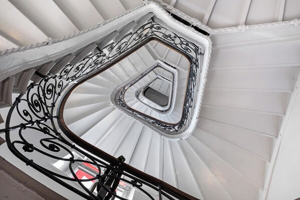 المنشأة من الداخل