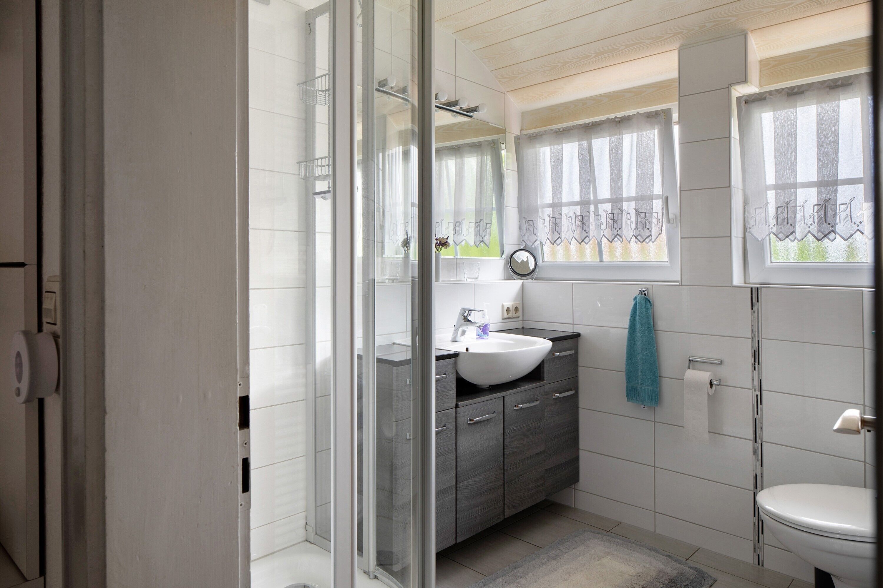 Dusche, Haartrockner, Handtücher