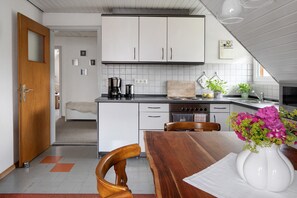 Frigorifero, microonde, forno, piano cottura