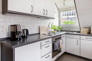 Frigorifero, microonde, forno, piano cottura