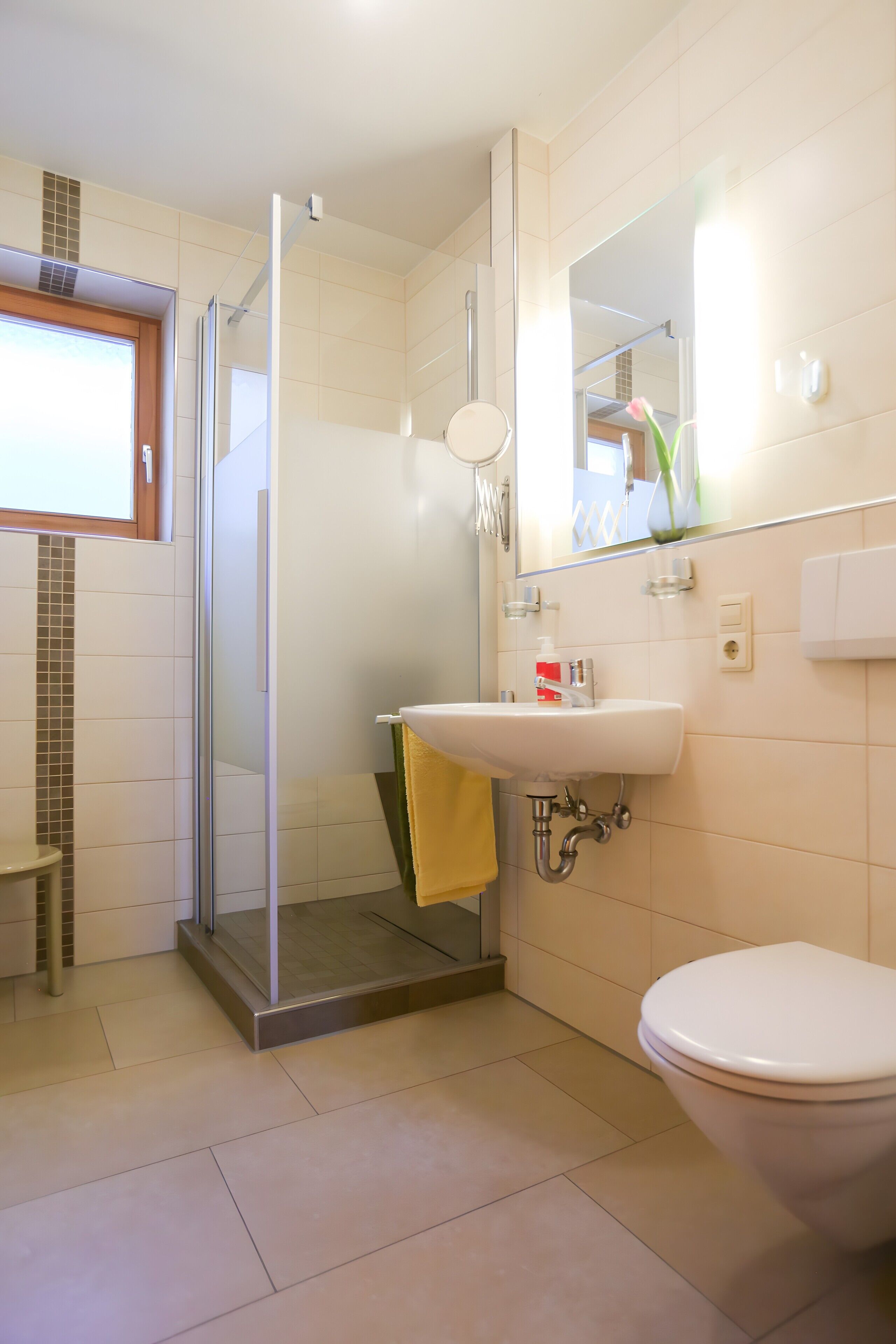 Douche, sèche-cheveux, serviettes fournies