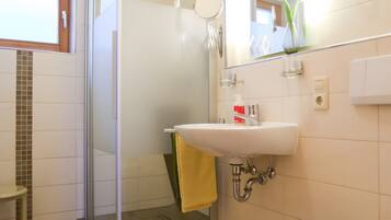 Chuveiro, secador de cabelo, toalhas de banho