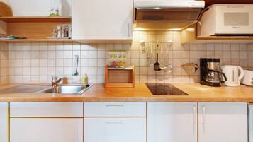 Refrigerador, microondas, placa de cocina, lavavajillas