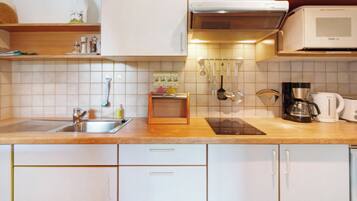 Kühlschrank, Mikrowelle, Herdplatte, Geschirrspüler