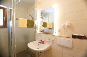Shower, hair dryer, towels - Apartment Birke with Mountain View, Balcony and Wi-Fi (Bernau im Schwarzwald)