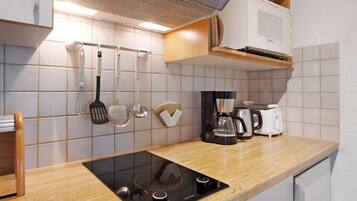 Kühlschrank, Mikrowelle, Herdplatte, Geschirrspüler