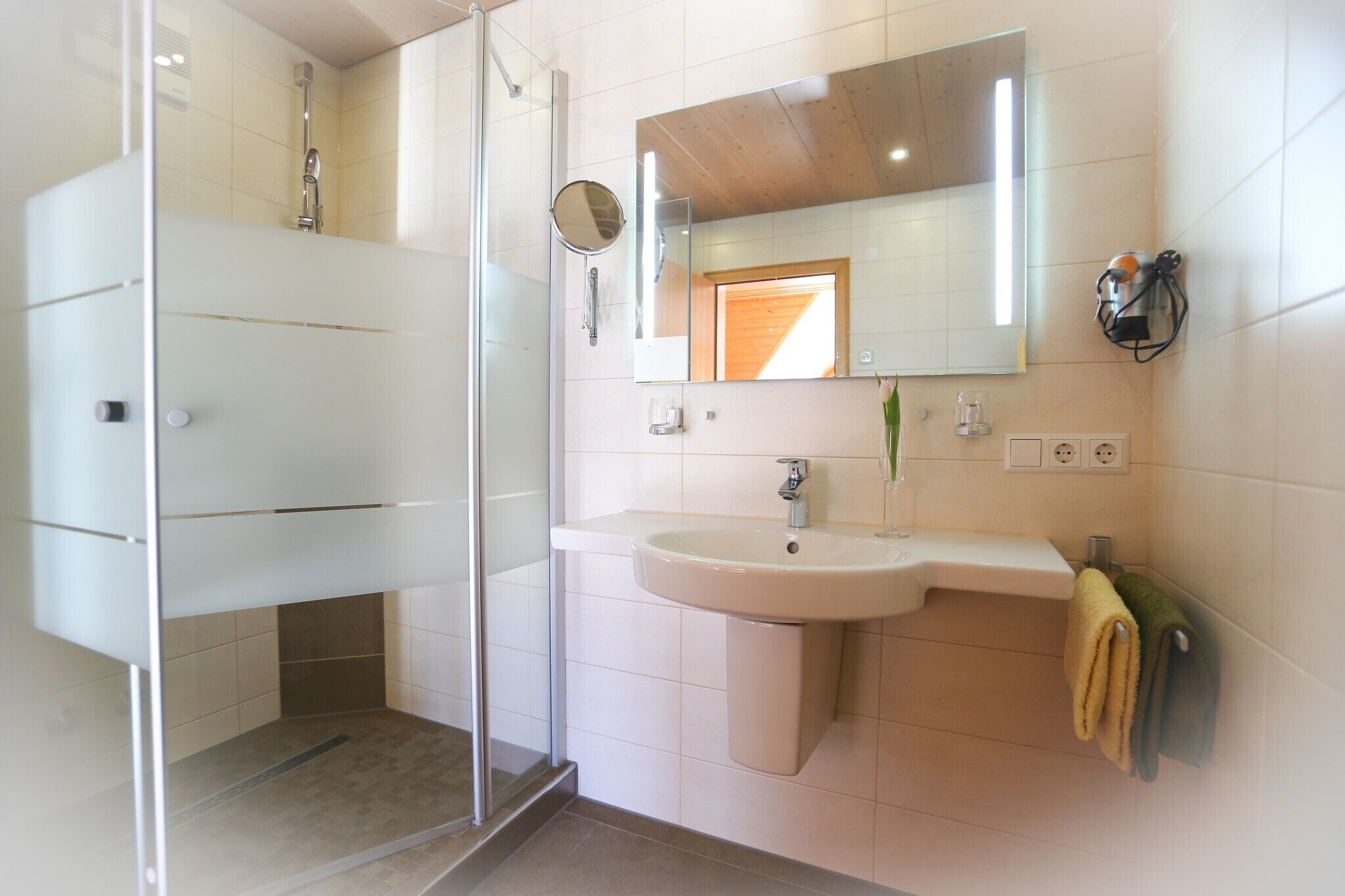 Douche, sèche-cheveux, serviettes fournies