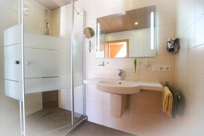 Dusche, Haartrockner, Handtücher