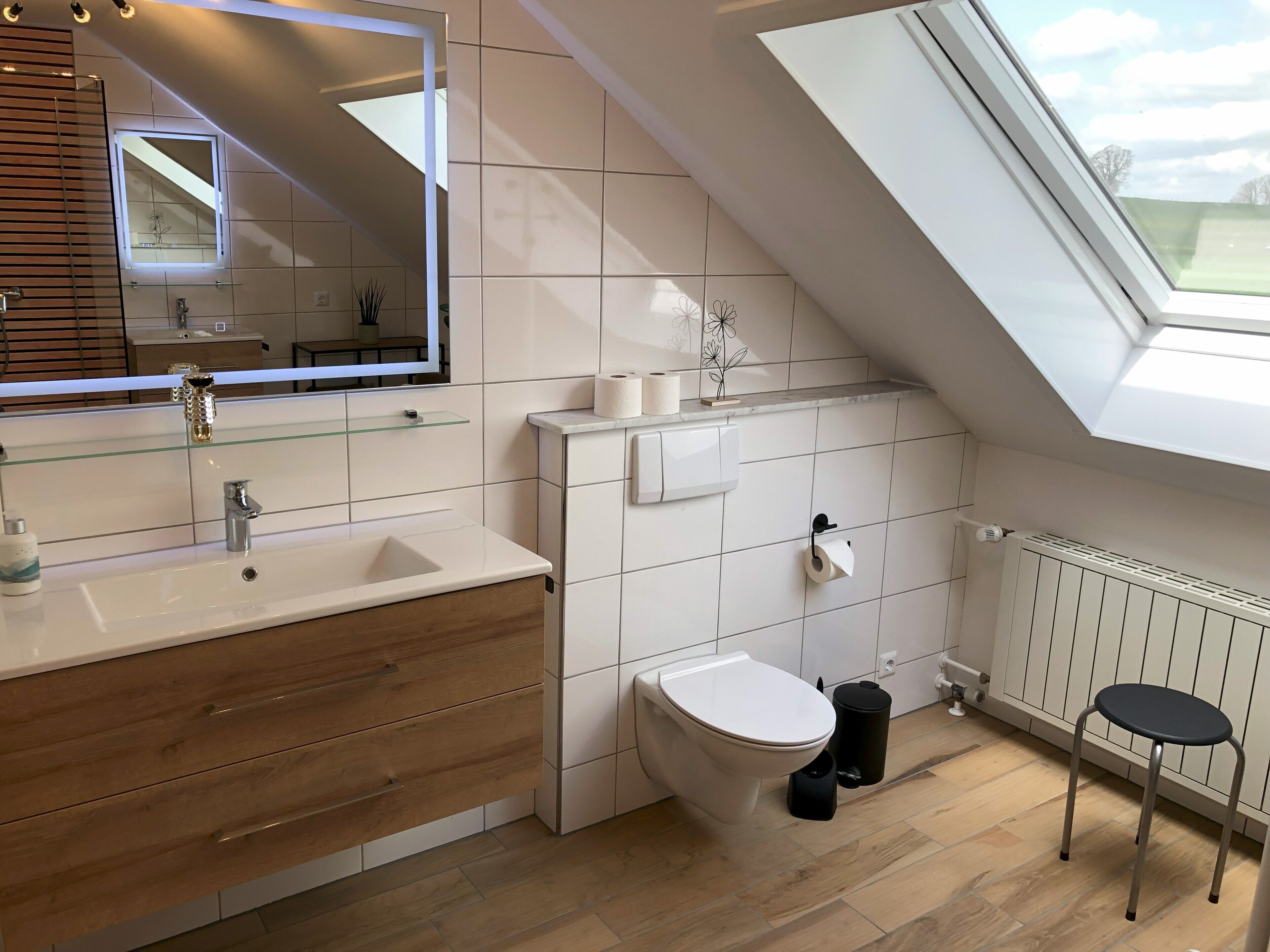 Douche, articles de toilette gratuits, sèche-cheveux