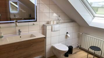 Douche, articles de toilette gratuits, sĂšche-cheveux