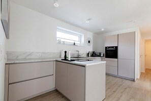 Een koelkast, een magnetron, een oven, een kookplaat