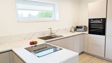 Geladeira, micro-ondas, fogão, cooktop