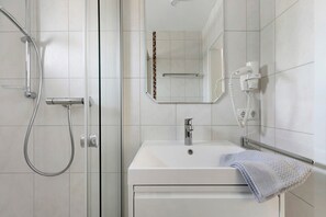 Shower, towels - Apartment 'Ferienwohnung Emilia' with Private Terrace and Wi-Fi (Garding)