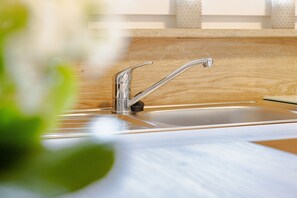 Kjøleskap, ovn, kokeplater og oppvaskmaskin