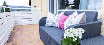 Apartment 'Höri Nest - Seeblick' with Lake View, Shared Garden and Wi-Fi