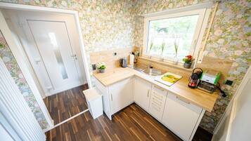 Fridge, oven, stovetop, dishwasher