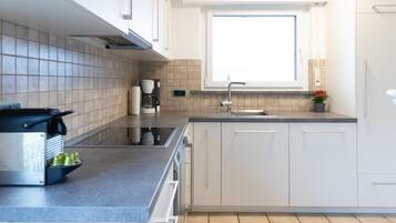 Fridge, oven, stovetop, dishwasher