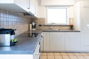 Kühlschrank, Ofen, Herdplatte, Geschirrspüler