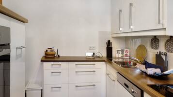 Kylskåp, ugn, spishäll och diskmaskin