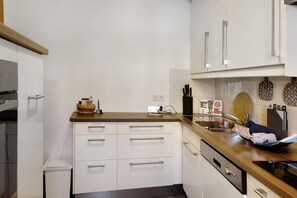 Kylskåp, ugn, spishäll och diskmaskin