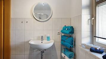 Een douche, handdoeken