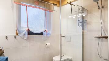 Dusche, Haartrockner, Handtücher