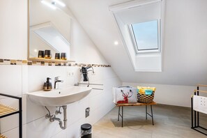 Douche, articles de toilette gratuits, sèche-cheveux