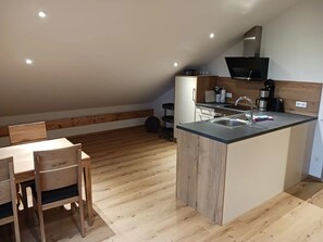 Jääkaappi, uuni, liesi, astianpesukone