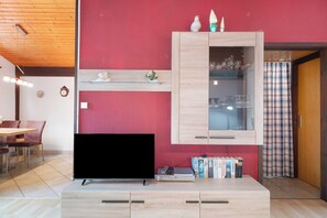 Interior - Holiday Home 'Haus Elli' with Private Terrace, Private Garden and Wi-Fi (Butjadingen-Fedderwardersiel)