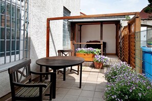 Outdoor dining - Holiday Apartment 'kiek In' Fewo Schellberg with Wi-Fi (Grevesmühlen)