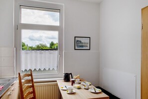 Dining - Holiday Apartment 'kiek In' Fewo Schellberg with Wi-Fi (Grevesmühlen)