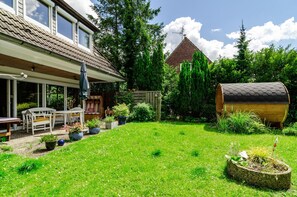 Outdoor dining - Apartment 'Ferienhaus Hannelore' with Private Terrace, Private Garden and Wi-Fi (Jever)