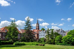 Exterior - Apartment 'Ferienhaus Hannelore' with Private Terrace, Private Garden and Wi-Fi (Jever)