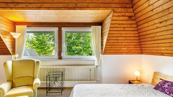 3 makuuhuonetta, työpöytä, silitysrauta/-lauta, ilmainen Wi-Fi