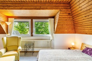 3 bedrooms, desk, iron/ironing board, free WiFi - Apartment 'Ferienhaus Hannelore' with Private Terrace, Private Garden and Wi-Fi (Jever)