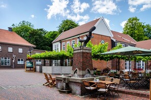 Outdoor dining - Apartment 'Ferienhaus Hannelore' with Private Terrace, Private Garden and Wi-Fi (Jever)