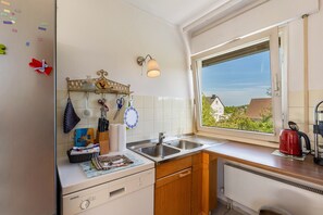 Fridge, microwave, oven, stovetop - Apartment 'Ferienwohnung Oberamsel' with Private Terrace, Shared Garden and Wi-Fi (Marburg)