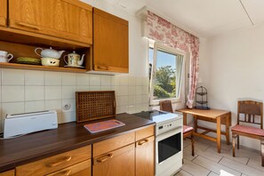 Fridge, microwave, oven, stovetop - Apartment 'Ferienwohnung Oberamsel' with Private Terrace, Shared Garden and Wi-Fi (Marburg)