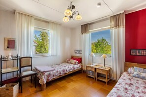 2 bedrooms, iron/ironing board, free WiFi, bed sheets - Apartment 'Ferienwohnung Oberamsel' with Private Terrace, Shared Garden and Wi-Fi (Marburg)