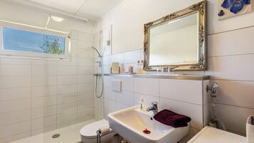 Dusche, Haartrockner, Handtücher