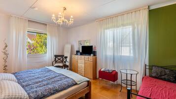 2 makuuhuonetta, silitysrauta/-lauta, ilmainen Wi-Fi, vuodevaatteet