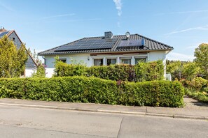 Exterior - Apartment 'Ferienwohnung Amselstraße' with Private Terrace, Shared Garden and Wi-Fi (Marburg)