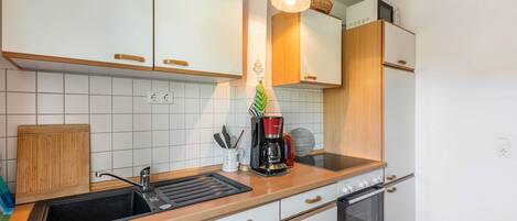 Jääkaappi, mikroaaltouuni, uuni, liesi