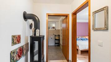 2 室のベッドルーム、アイロン / アイロン台、WiFi (無料)、ベッドシーツ