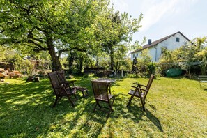 Outdoor dining - Apartment 'Ferienwohnung Amselstraße' with Private Terrace, Shared Garden and Wi-Fi (Marburg)