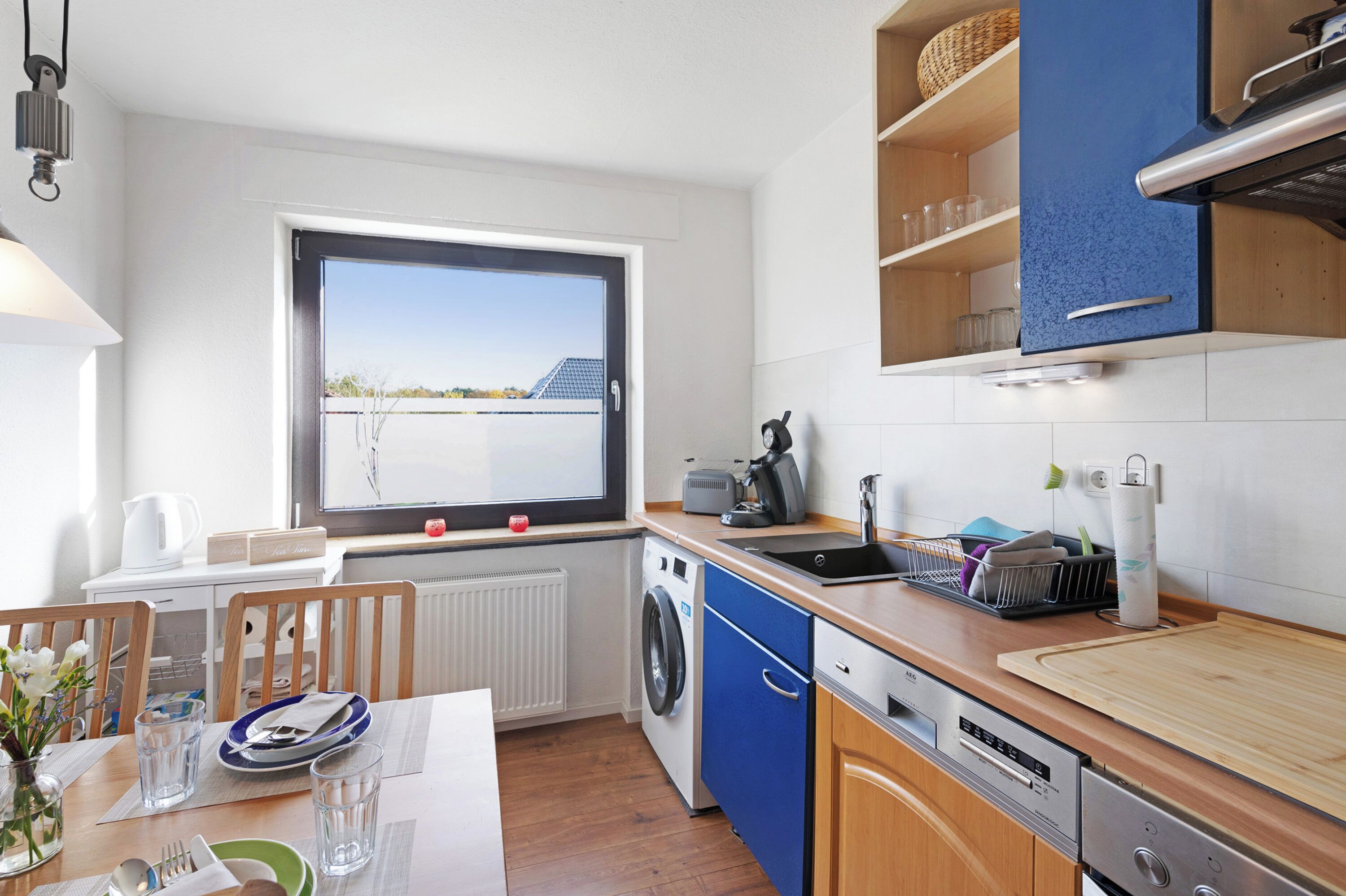 Kjøleskap, ovn, kokeplater og oppvaskmaskin