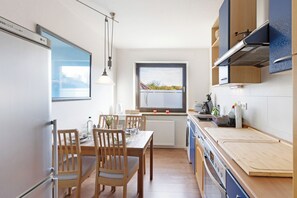 Kjøleskap, ovn, kokeplater og oppvaskmaskin