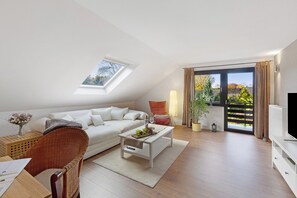 Una televisión, un reproductor estéreo